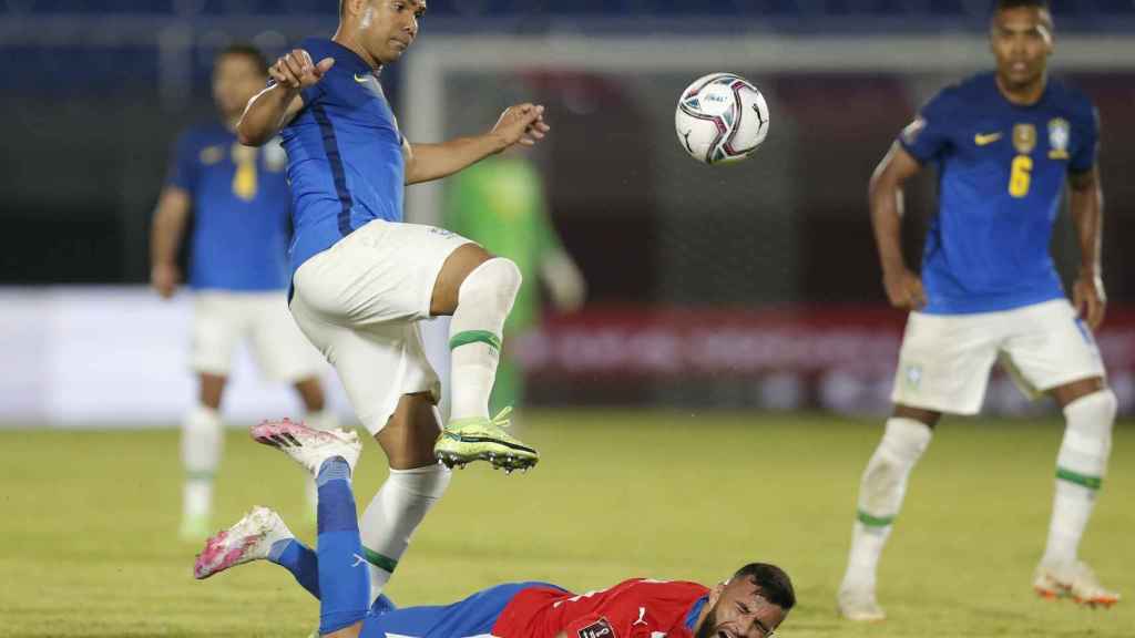 Casemiro peleando un balón en el encuentro entre Brasil y Paraguay