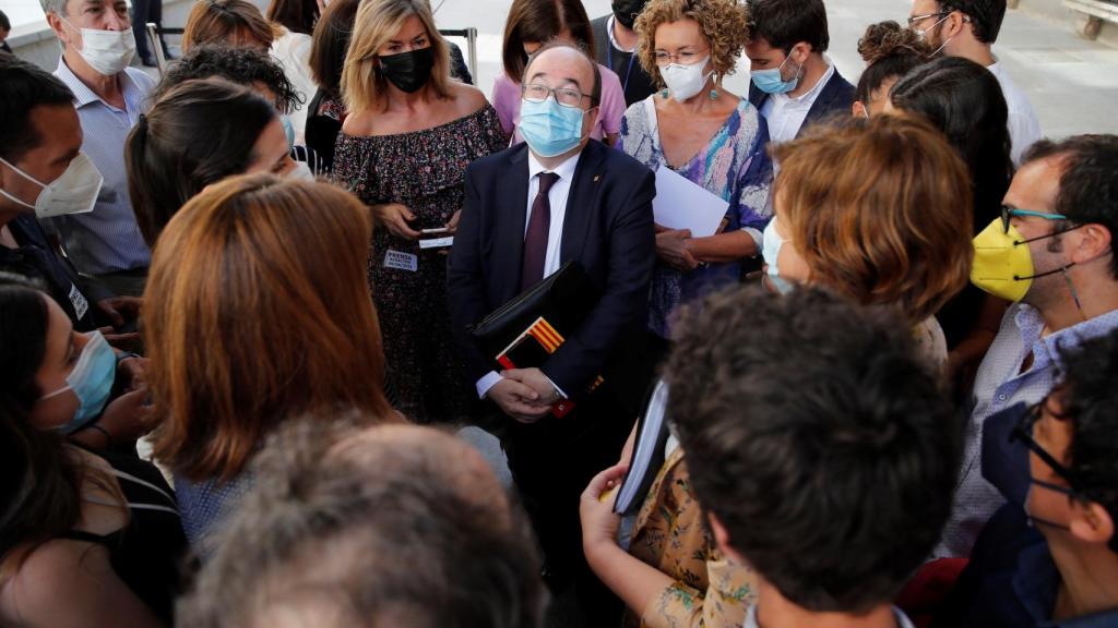 Miquel Iceta, ministro de Política Territorial, charla con la prensa en el patio del Congreso.