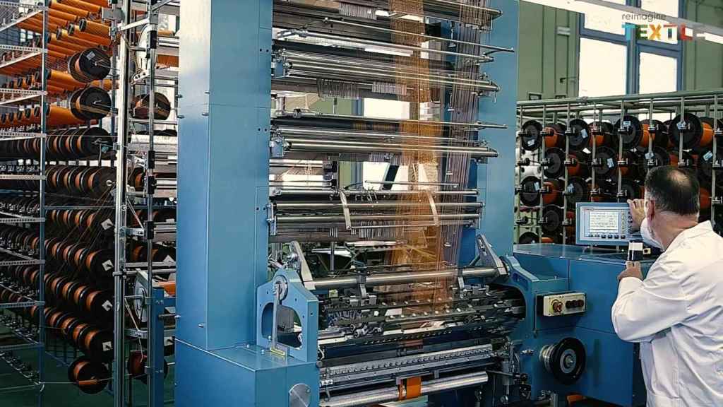 Un trabajo mecanizado en una industria textil catalana.