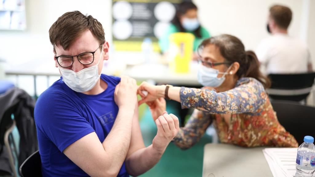 Una persona recibe la vacuna de Pfizer BioNTech en Londres.