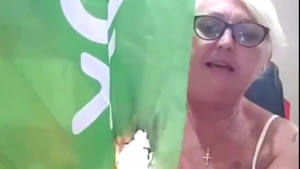 Luisa Garrido prendiendo fuego a la bandera de Vox.