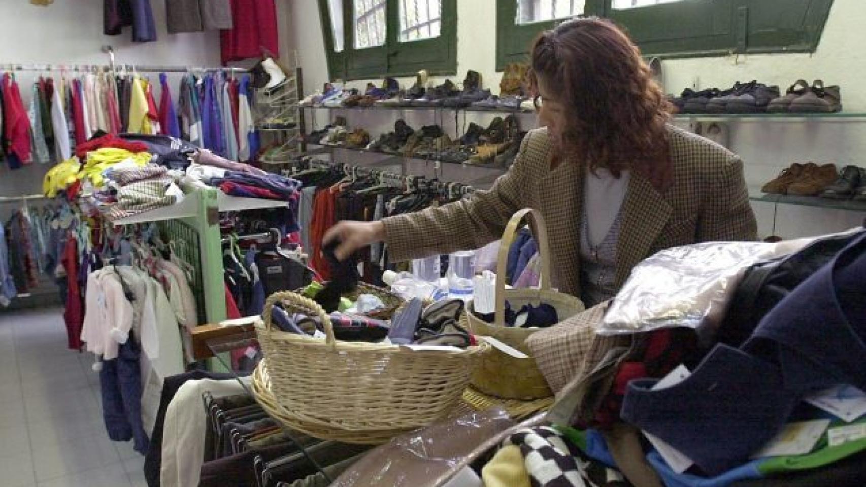 Una mujer examina ropa de segunda mano en Barcelona.