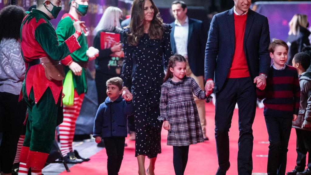 Los duques de Cambridge y sus hijos durante una salida familiar.
