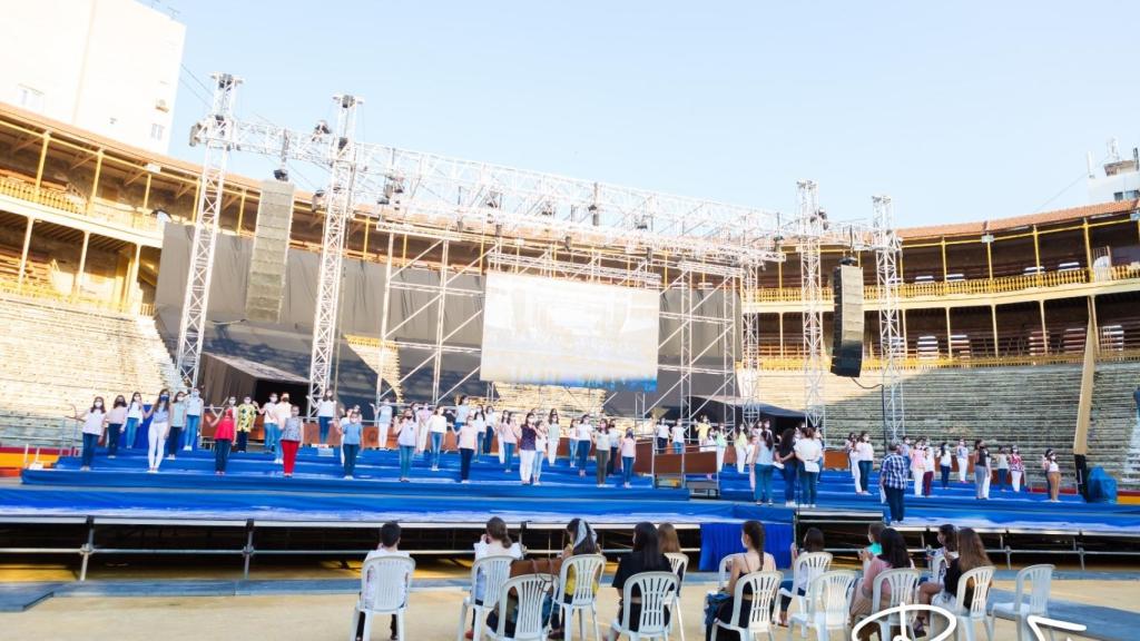 Los preparativos en la plaza de toros exigen un escenario más grande de lo habitual.