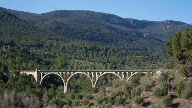 Siete son los arcos de hormigón que soportan el tablero del viaducto de las Siete Lunas.