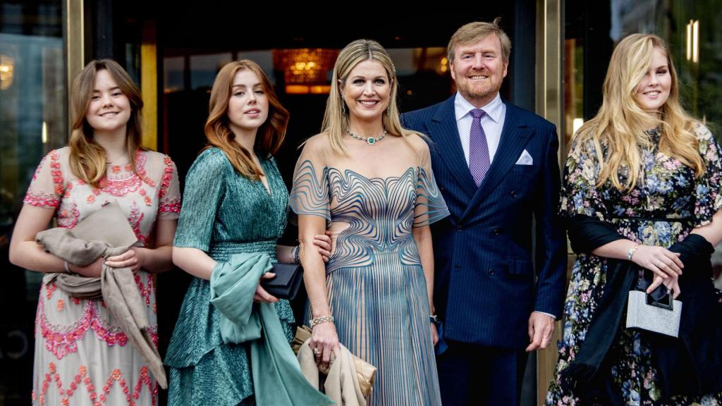 La princesa Amalia, junto a sus padres los reyes de Holanda y sus hermanas, Alexia y Ariane.