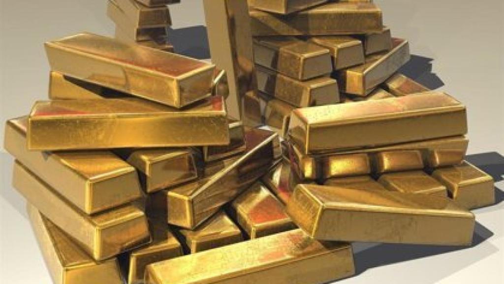 Varios lingotes de oro apilados.