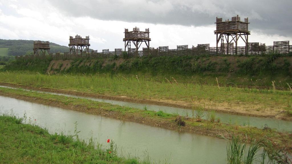 Reconstrucción de las defensas romanas en Alesia.