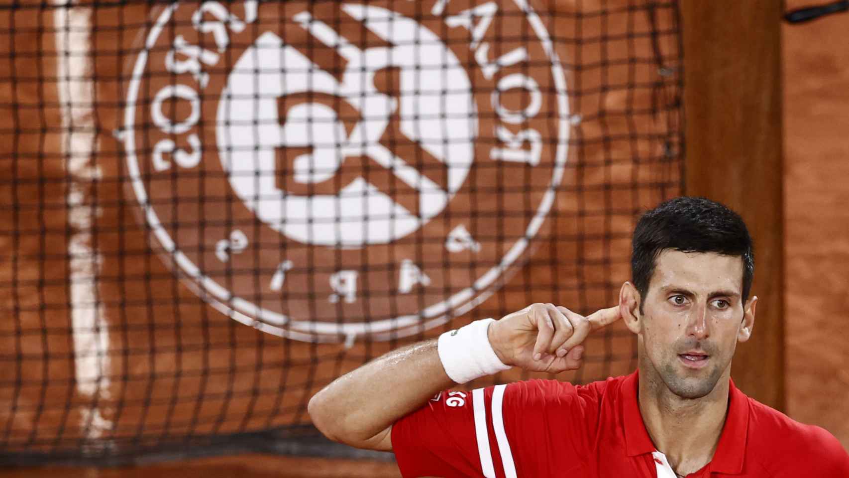 Djokovic celebra un punto con el público
