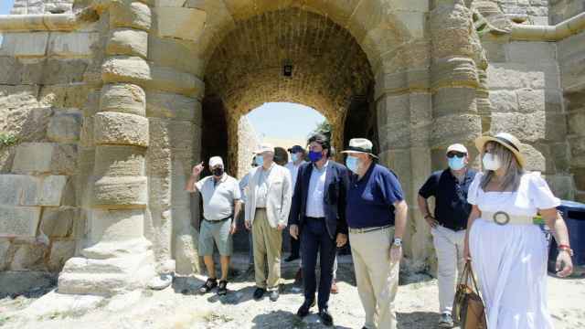 Miembros del equipo de gobierno del Ayuntamiento han visitado la torre en Tabarca.