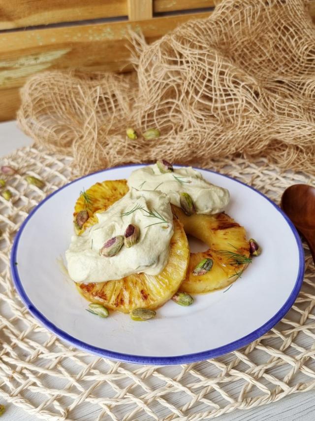 Piña asada con mousse de pistacho, un postre de fruta perfecto