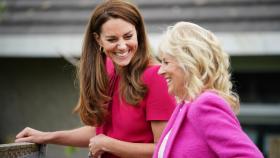 La duquesa de Cambridge y Jill Biden, durante su visita a la institución escolar.