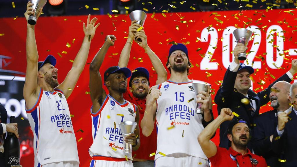 Sertac Sanli celebra el título de la Euroliga junto a sus compañeros de Efes