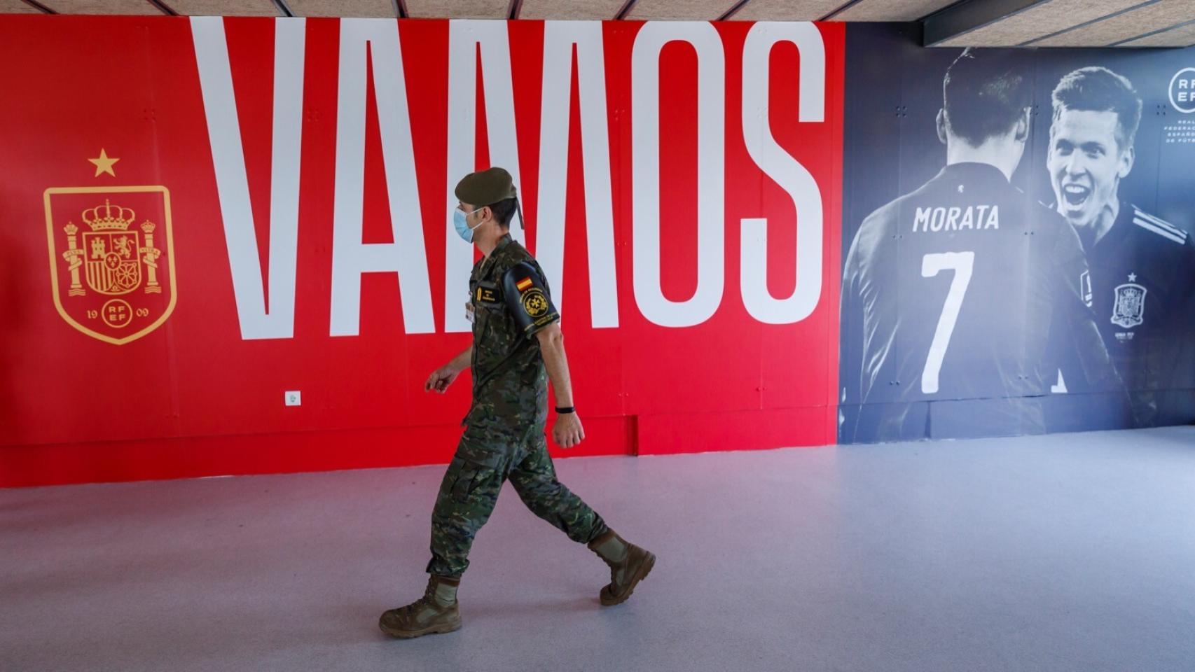 La Selección se vacuna contra la Covid-19: todos llegan con la pauta completa a la Eurocopa Soldado del Ejército durante la vacunación a la Selección