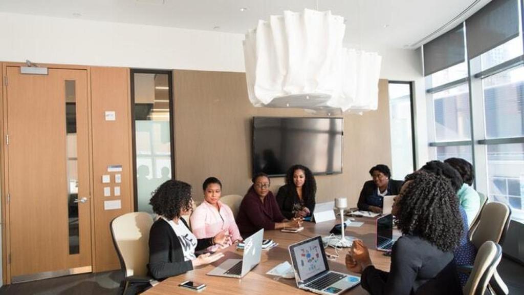 Una reunión de negocios entre mujeres afroamericanas.