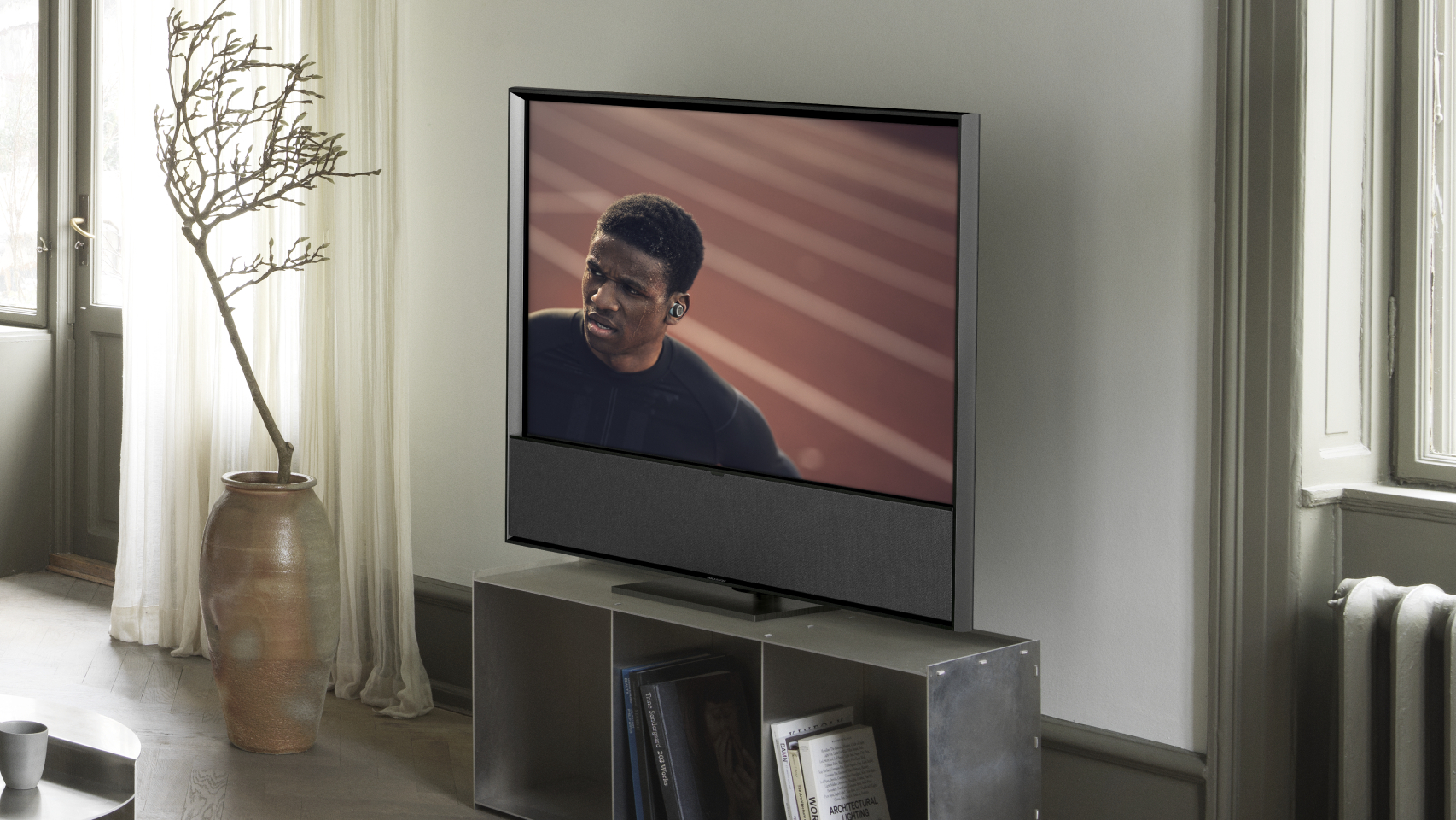El televisor OLED de Bang & Olufsen con barra de sonido integrada ahora es  más grande
