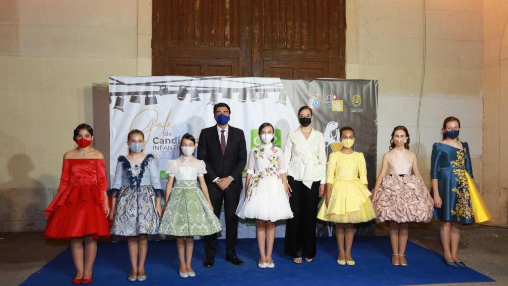 El alcalde Luis Barcala y la presidenta Toñi Martín-Zarco acompañan a la Bellea del Foc infantil Noelia Vinal y sus damas.