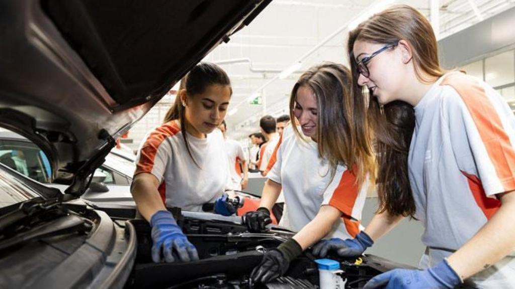 Alumnas del centro de aprendices de Seat, una de las empresas privadas pioneras en aplicar la FP Dual.