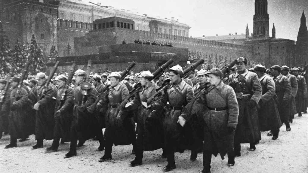 Soldados rusos desfilando por la Plaza Roja