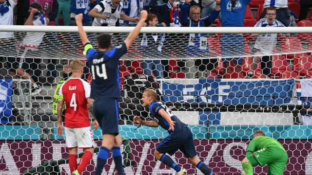 Finlandia celebra su gol ante Dinamarca
