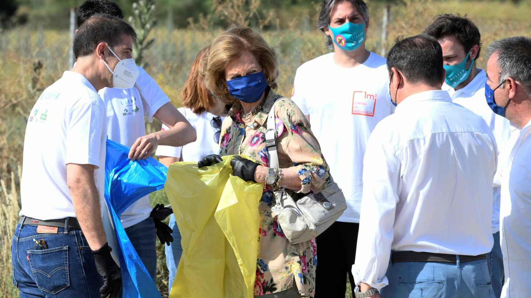 La reina Sofía junto a varios voluntarios en la recogida de residuos en Madrid.