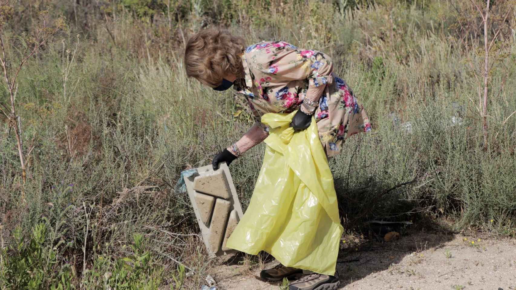La reina Sofía recogiendo un residuo arrojado a la naturaleza.