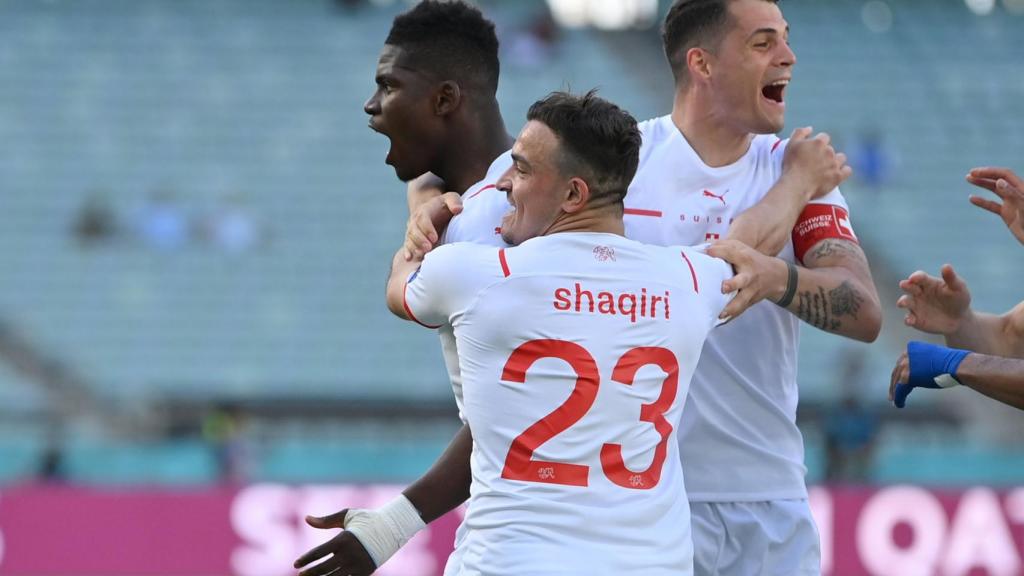 Embolo celebra con sus compañeros de Suiza
