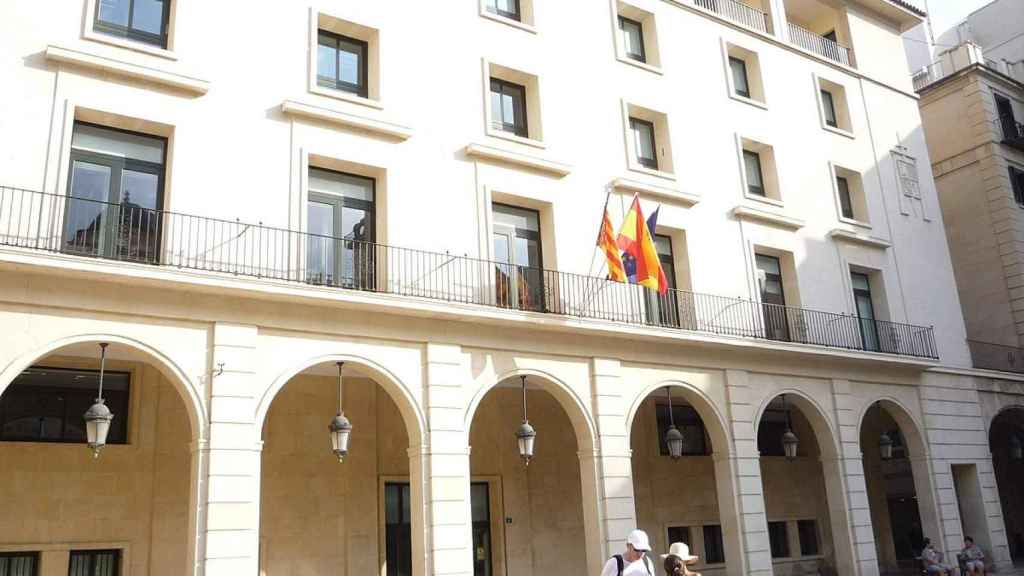 Edificio de la Audiencia Provincial en la plaza del Ayuntamiento de Alicante.