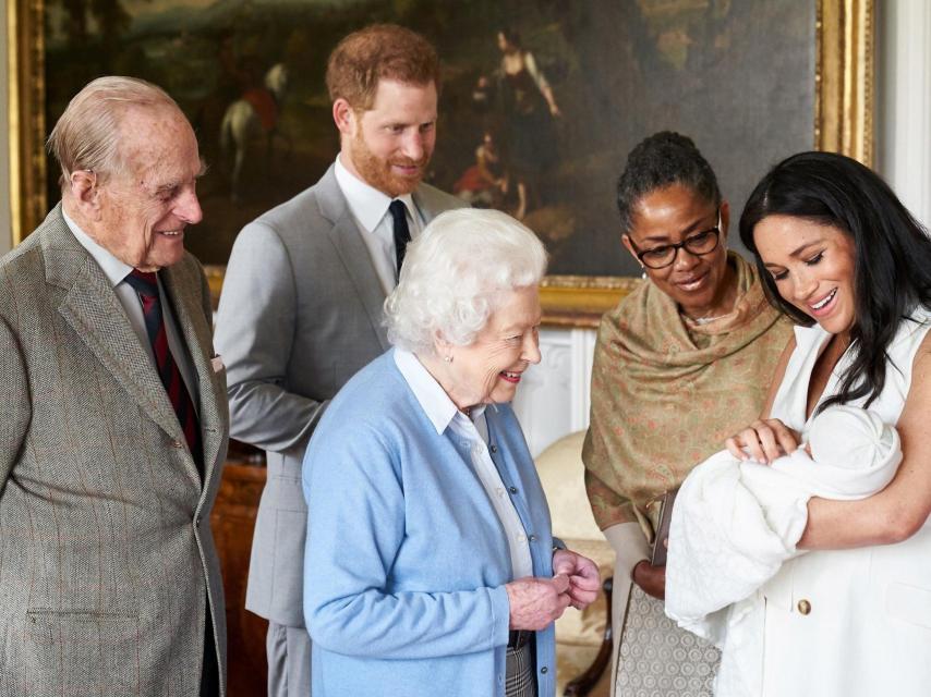 La reina Isabel y su difunto esposo, contemplando a Archie, el primogénito de los duques de Sussex.