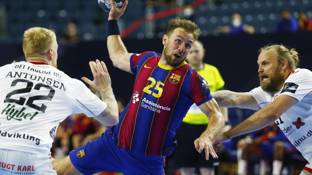 El jugador del Barça Luka Cindric realiza un lanzamiento