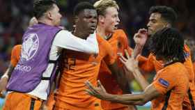 Denzel Dumfries celebra el gol de la victoria de la selección de Holanda en la Eurocopa 2020
