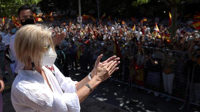 Rosa Díez saluda a la multitud, este domingo en Colón.