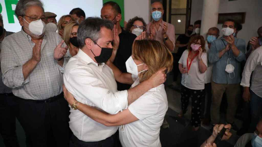 Juan Espadas y Susana Díaz se funden en un abrazo tras los resultados de las primarias del PSOE andaluz.