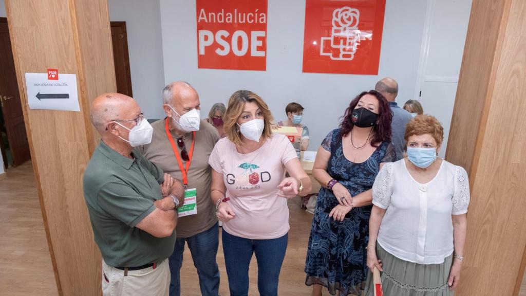 Susana Díaz, con militantes de su agrupación, el día de su derrota en las primarias del PSOE-A.