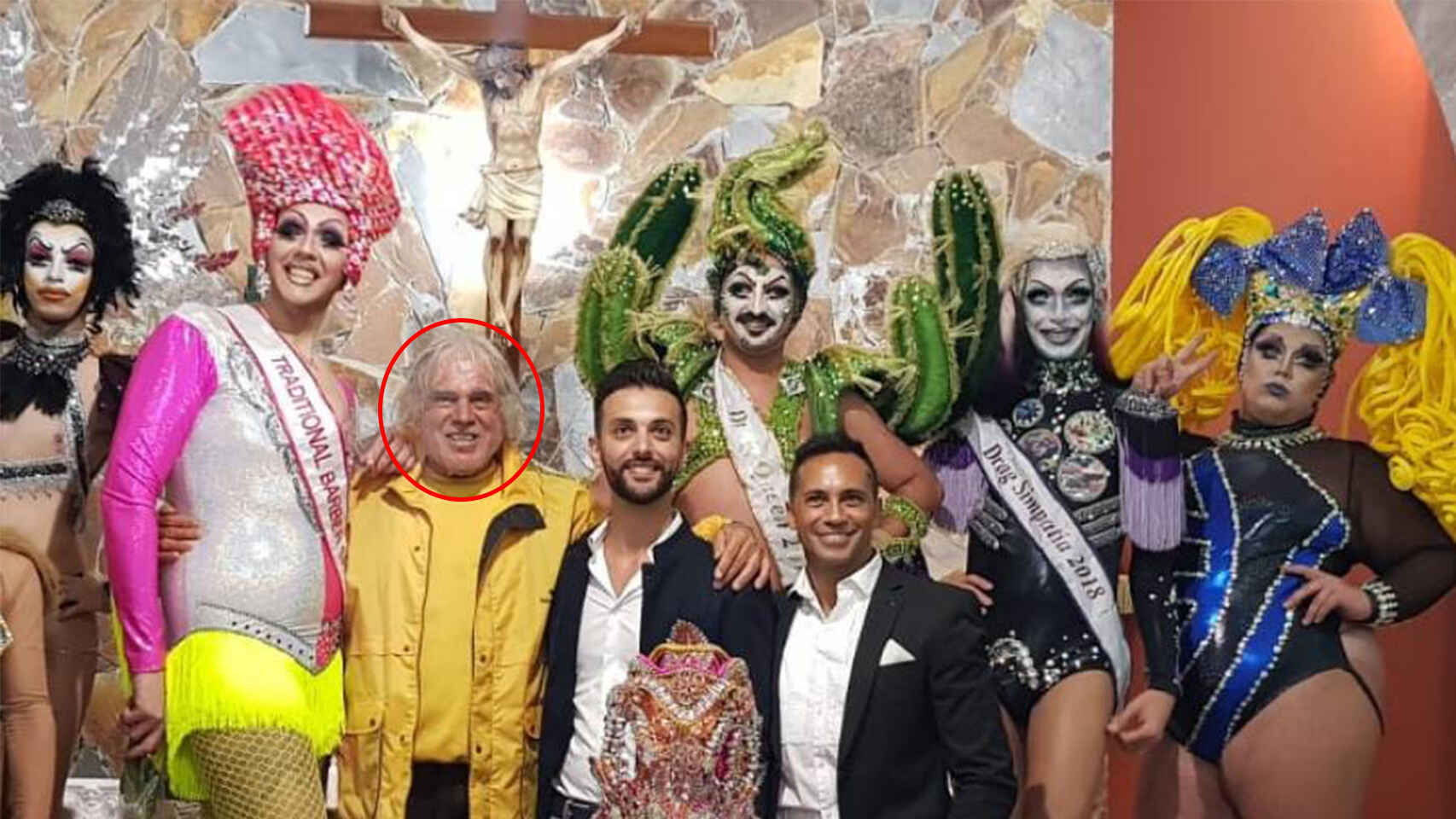 El Padre Báez, rodeado de drag queens, en 2018.