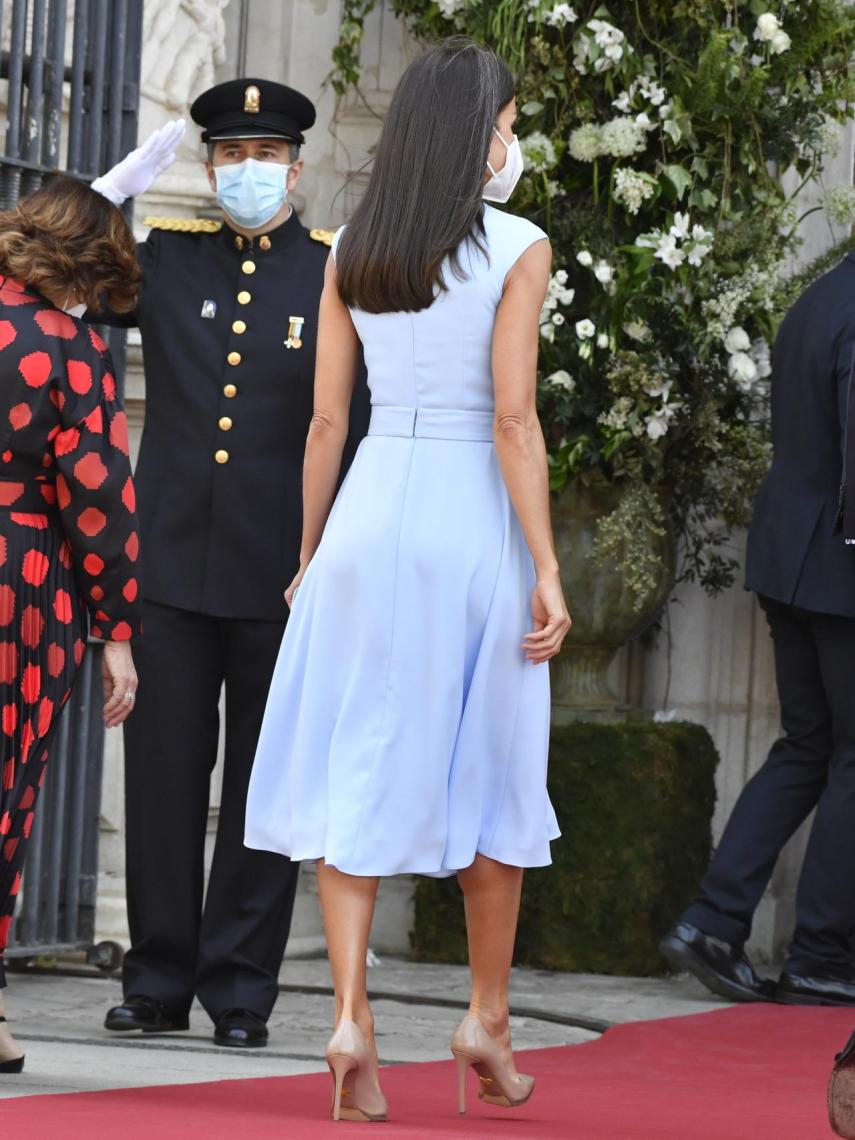 Letizia ha recurrido a su vestido de botones joya de color azul bebé.