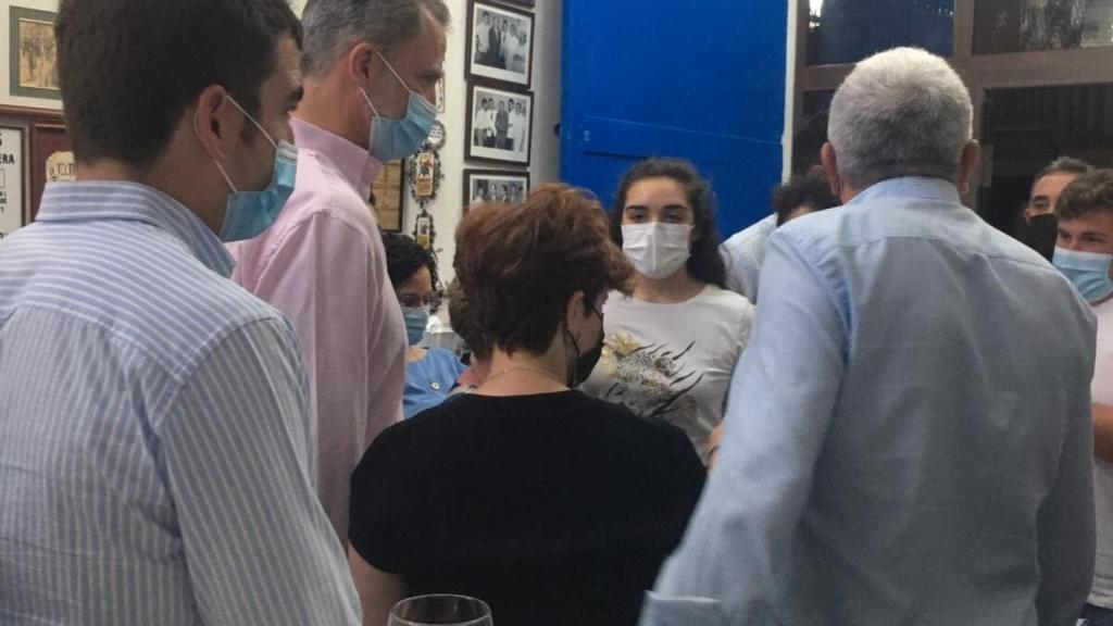El rey se mostró muy cercano con el resto de clientes que disfrutaban de la noche sevillana en el local.