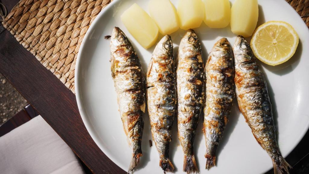 Un plato de sardinas.