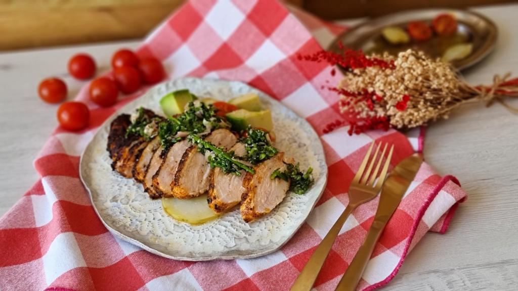 Pechuga de pollo marinada con salsa verde, una receta ligera y sabrosa