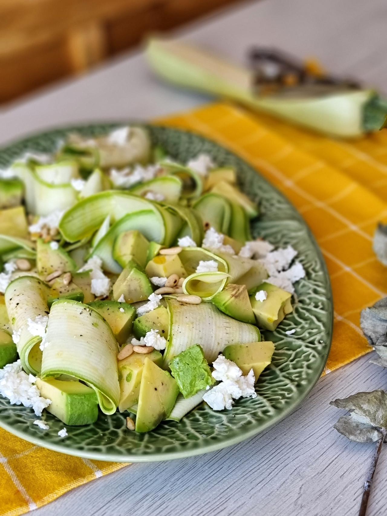 Ensalada de aguacate, calabacín y queso, receta saludable y vistosa