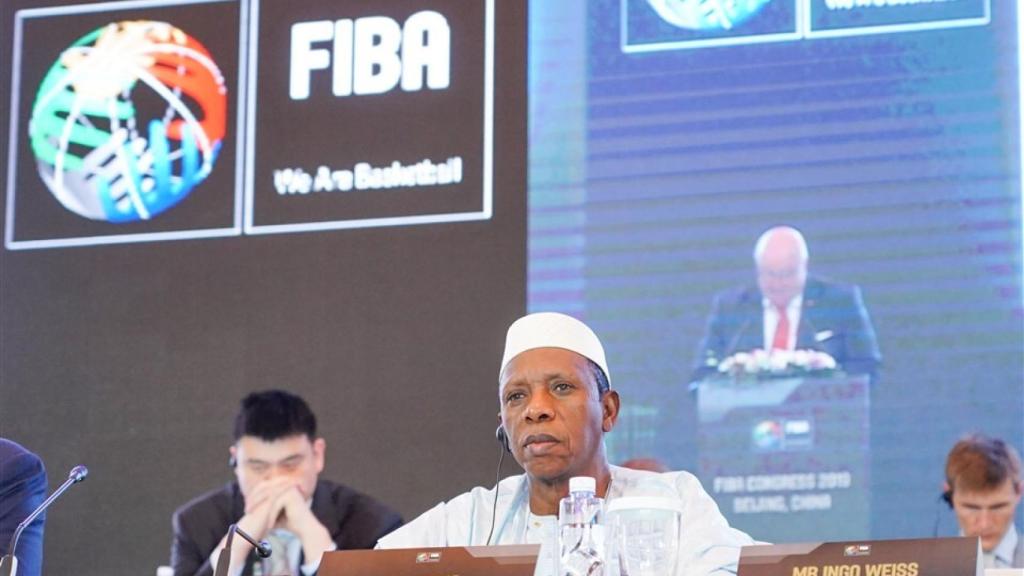 Hamane Niang al frente de un congreso de la FIBA