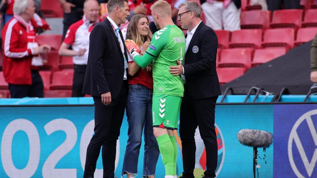 Kasper Schmeichel habla con la mujer de Eriksen