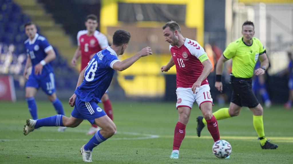 Eriksen, durante un partido contra Bosnia