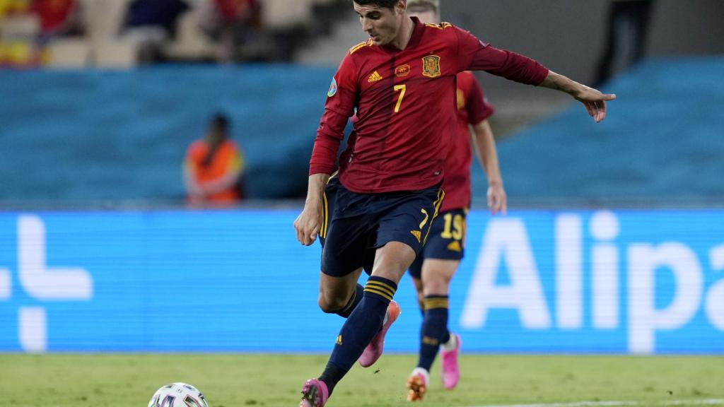 Álvaro Morata dispara a portería