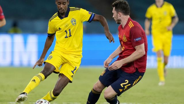 Alexander Isak presionado por Aymeric Laporte