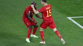 Lukaku y Thomas Meunier celebran uno de los goles