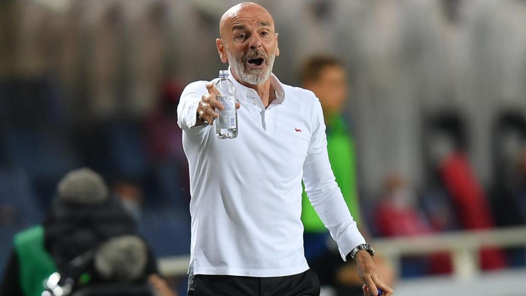Stefano Pioli da indicaciones en la banda en un partido del Milan