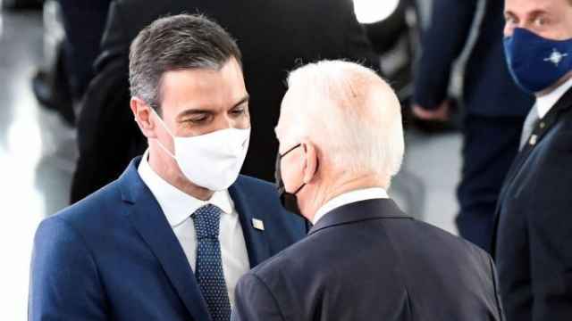 Pedro Sánchez y Joe Biden conversan cara a cara en los márgenes de la cumbre de la OTAN de Bruselas.