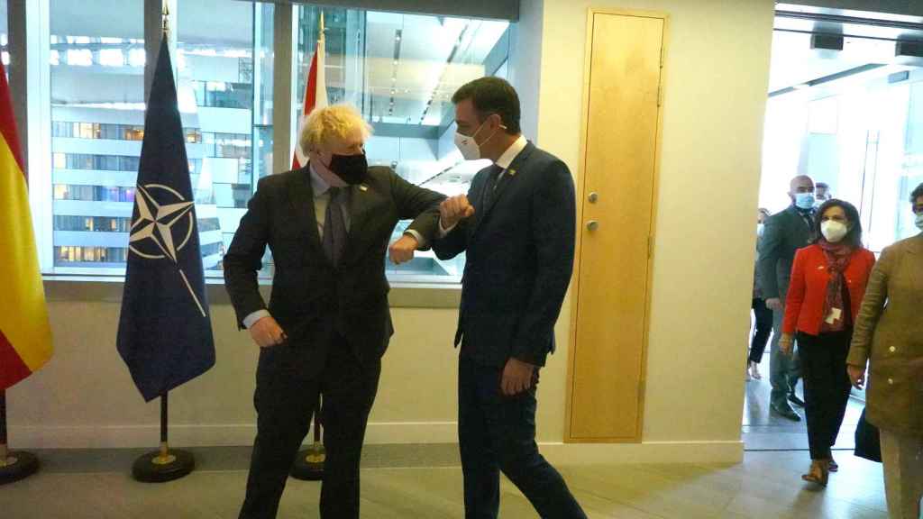 Boris Johnson and Pedro Sánchez greet each other during the NATO summit in Brussels