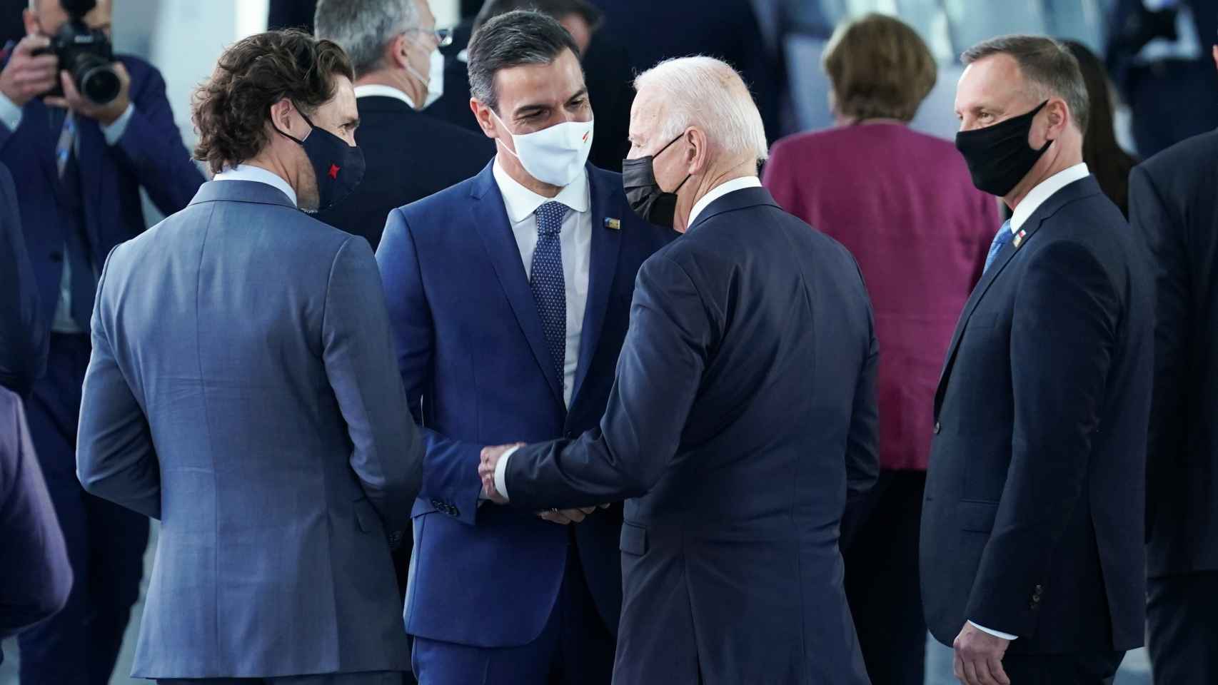 Pedro Sánchez conversa con Joe Biden y Justin Trudeau, durante la cumbre de la OTAN 2021 en Bruselas.